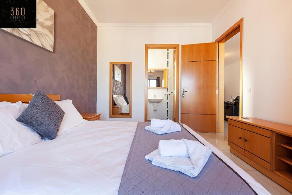 Comfortable Penthouse, Served With Lift, Wifi & Ac By 360 Estates Gzira Extérieur photo